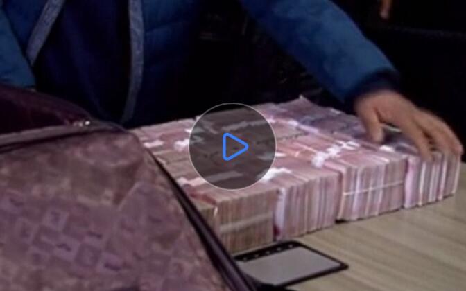 行李箱被“調包” 男子打開看到百萬現(xiàn)金懵了