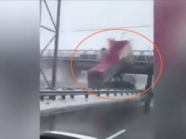 糊涂卡車司機(jī)忘記降下車廂 撞橋洞轟然炸裂如電影大片