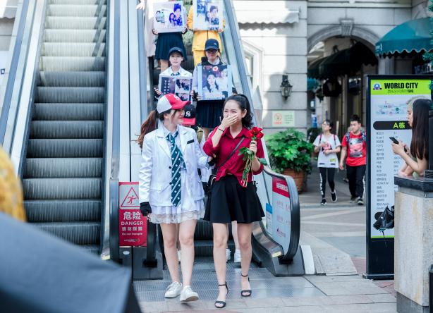 網(wǎng)友爆料LOCKLOVE求婚鉆戒助攻最火吃雞求婚成功