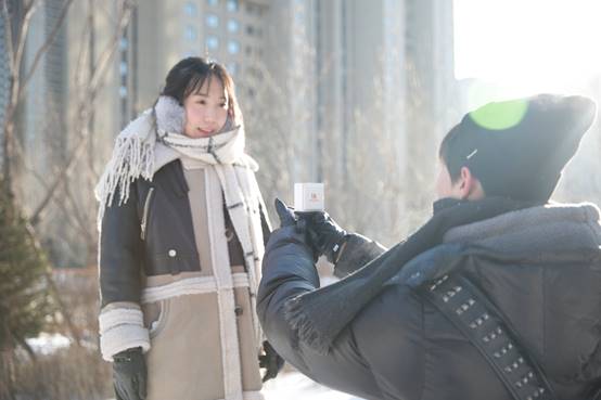 校園求婚走心了：DR鉆戒花3小時(shí)藏雪里，差點(diǎn)丟了！