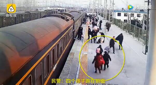 河南內(nèi)鄉(xiāng)一對父母趕火車 4個(gè)娃全部被遺忘在站臺上(現(xiàn)場)