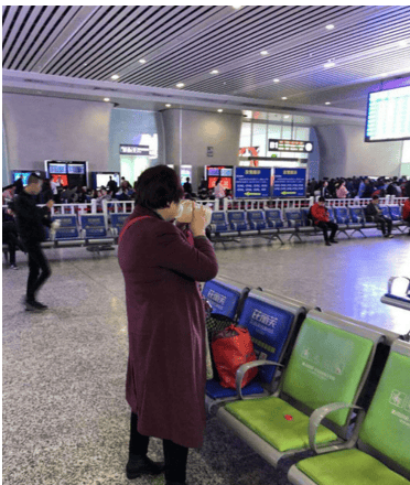 女版王寶強(qiáng)！大媽帶5斤米酒上火車遭拒 當(dāng)場豪飲半桶