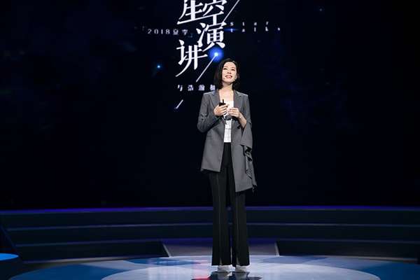 穿西裝的妹紙果然氣質！余男著灰色西裝上臺首次演講談成長故事