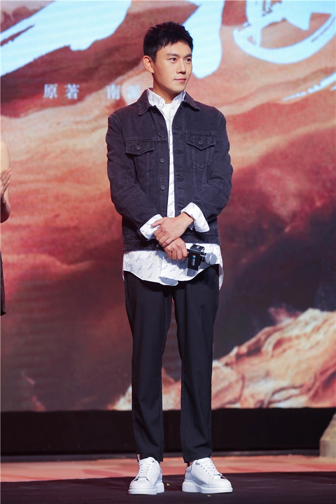 秦昊多層次搭配風格現身《沙海》開播活動 與吳磊是男男cp默契十足