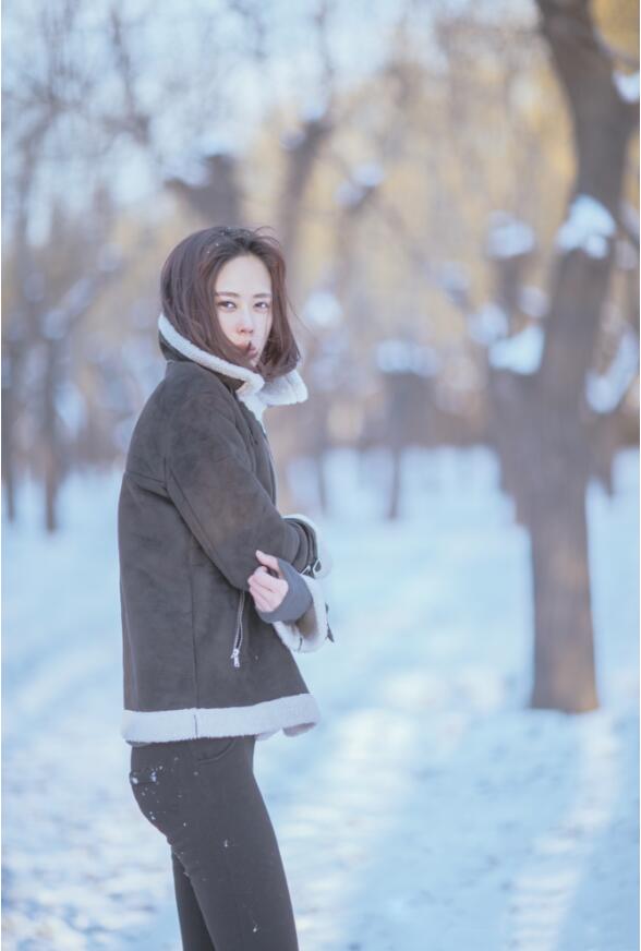 那廣子美照演繹“冬日戀歌”  網(wǎng)友評(píng)論：聽見了雪落下的聲音
