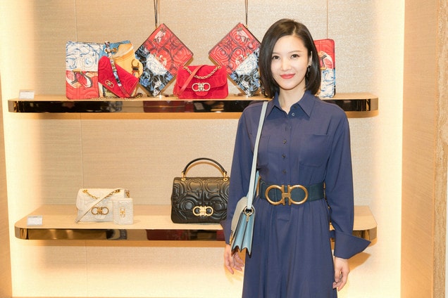 深藍(lán)軟綢風(fēng)衣裙穿搭還看楊子姍 短發(fā)齊肩演繹意式復(fù)古