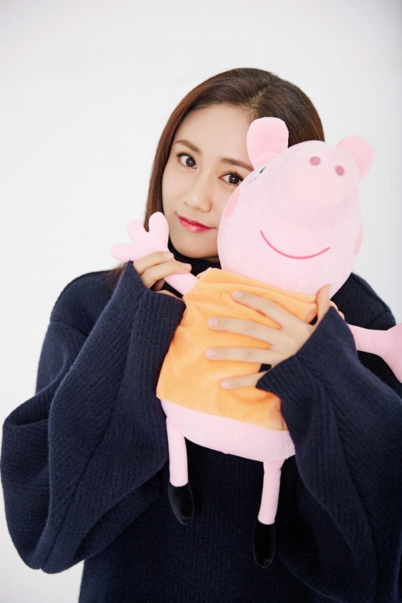 女生著深色系藍(lán)oversize高領(lǐng)毛衣搭配效果圖