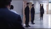 兩名帥氣保安負(fù)責(zé)警戒保衛(wèi)任務(wù)