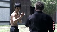 李小龍生前在美國(guó)從未敗過(guò)，也不接受任何在影片中被打敗的角色，可他死后，后人拍的李小龍傳記卻幫李小龍敗了！