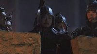 m墨攻(3)革離受到梁城百姓愛戴，梁王卻恐慌革離叛亂奪權(quán)，開始迫害他