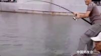 釣魚人使出吃奶的力氣和魚較量，最后的表情大逗了