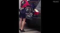女模特兒當(dāng)街脫換衣服，驚呆路人，我為什么遇不到
