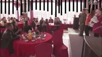 二愣子辦滿月宴，請了個二貨主持，又來個熊孩子，這一家真夠二