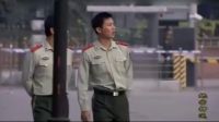 剛來(lái)的小兵不懂規(guī)矩，私自靠近全副武裝運(yùn)鈔車，直接被特警摁地上
