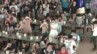 畢業季大學食堂千人快閃《落葉歸根+再回首》，仿佛回到校園！