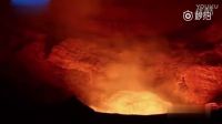 嚇傻了!直擊科學(xué)家站火山口自拍 險被突然噴發(fā)的巖漿吞噬_標(biāo)清