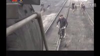 抗日雷劇《鐵道游擊隊》片段 再現(xiàn)神技自行車像飛機！還能截火車