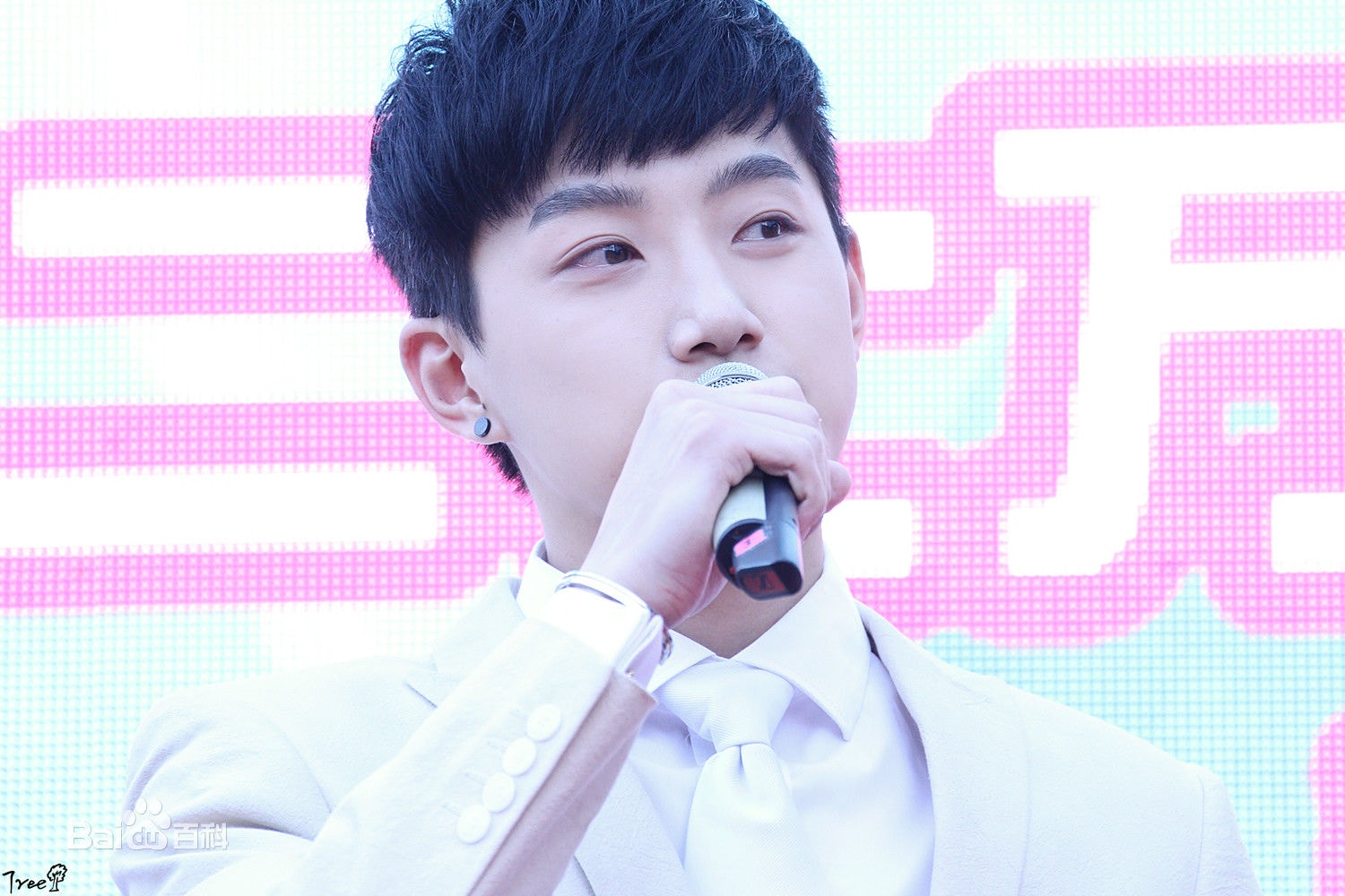 http://www.119127.cn/pics/star/pic/14740e9697e37fa5aba731a46857fb69.jpg