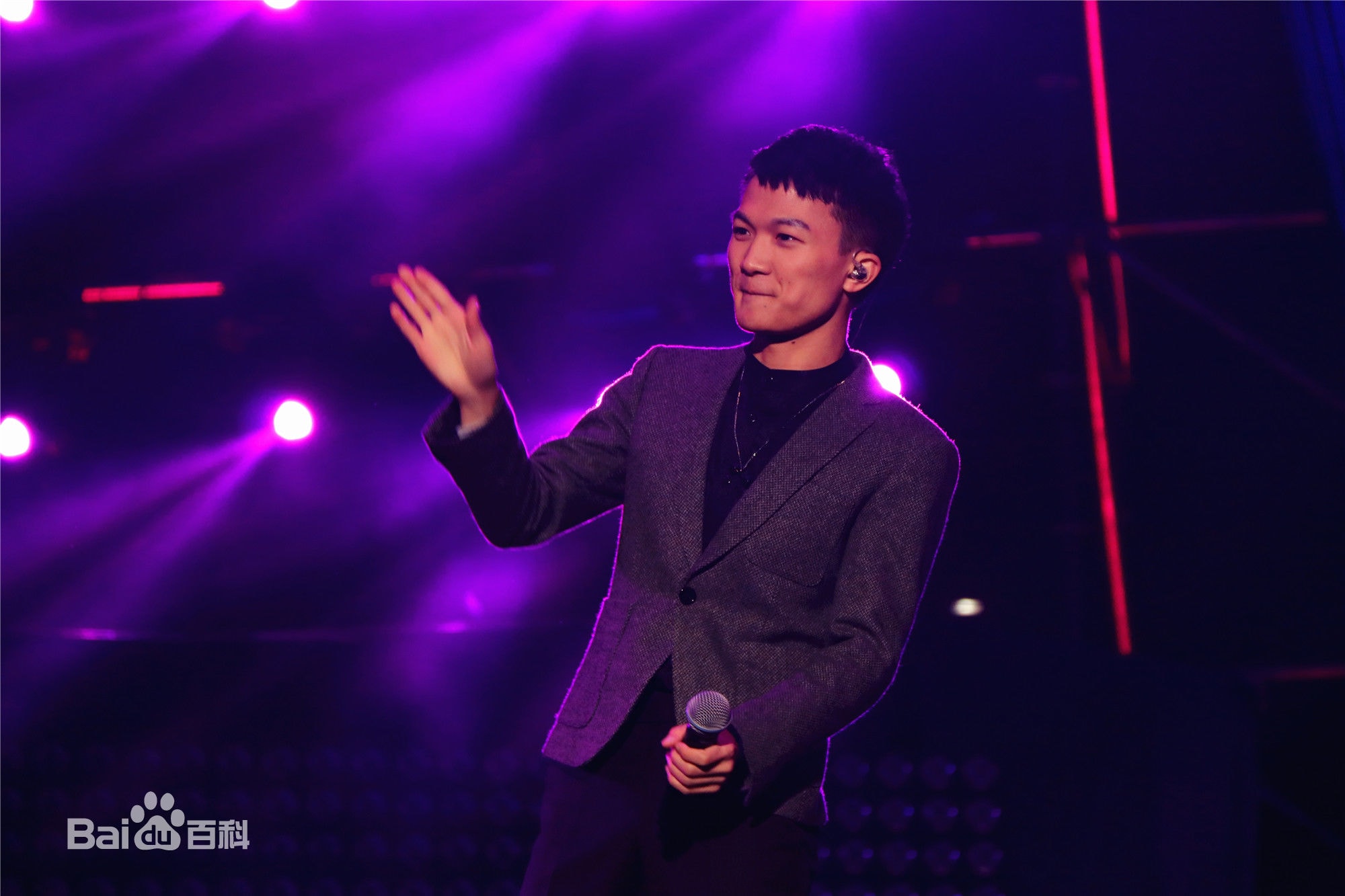 http://www.119127.cn/pics/star/pic/e981200f3391fb553a17630164b8c5bd.jpg